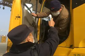 坚守过江通道的民警老袁：最后一天穿警服图片