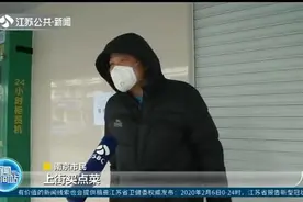 你有多久没出门了？路人：今天第一次出来，就是出来买菜的！视频封面