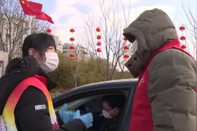 抗疫一线坚守 记者用镜头记录社区工作人员忙碌的12小时视频封面