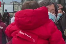 30秒丨四川雅安护理“娘子军”出征湖北 女护士安慰儿子“去帮你打怪兽”视频封面