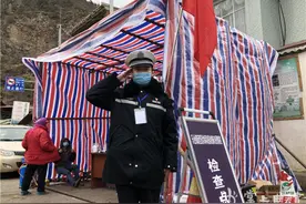 阿都疫情防控监测点的交警队长图片