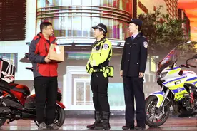 贾冰春晚霸屏“笑”果获肯定 捐款助力献爱心图片