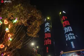 江西南昌双子塔灯光秀亮相 宣传条幅闪耀全城图片