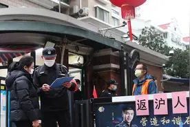 上海一社区对无人住户实施告知书“封门”……图片