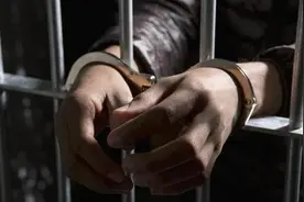 疫情期间多次吐口水吓路人，重庆一男子被捕图片