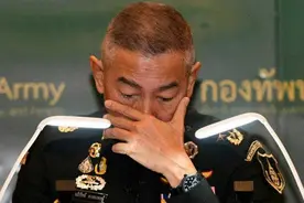 泰国陆军总司令含泪致歉：你们要怪就怪我图片