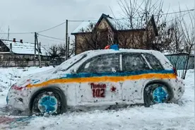 乌克兰人用雪造警车 市民报警：你车丢了图片