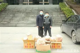 忙碌25小时烤了700个馕饼，大叔送给恩施防疫一线民警图片