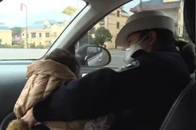 哺乳期女警守防疫一线，间隙赶回家喂奶视频封面