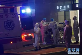 重症监护室的凌晨“战疫”图片