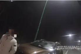 「视频」路上警灯直闪，男子弃车逃跑，绕了两小时回来开车，还是被逮图片