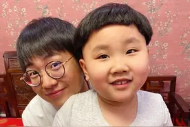 郭德纲罕见晒两个儿子合照 郭麒麟抱弟弟超宠溺图片