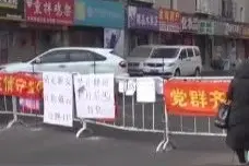 大妈翻越防护隔离栏不慎摔倒身亡 防疫人员崩溃：劝了不听图片