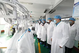 新兴际华生产型企业75%复工：日产各类防护服5.68万套图片