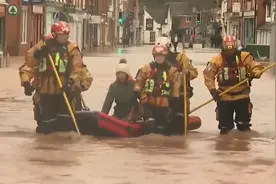 风暴“丹尼斯”肆虐英国，300多个地区发布洪水警报视频封面