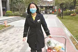23岁“最美板车小姐姐”：每天为十几家隔离住户买菜图片