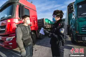 中蒙最大陆路口岸把稳出口“生命线”让货车“流水式”出关图片