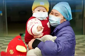 重庆年龄最小治愈病例果果今天出院 和妈妈一起等爸爸回家图片