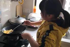 孩子做饭、洗衣，家长背诵、写作业？育才小学家长和孩子玩“穿越”，角色互换一整天图片