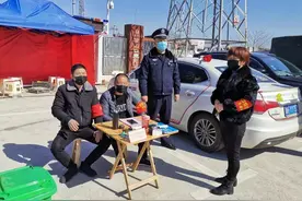「战时政治建警」姚平：抗疫亲兄弟 上阵父子兵图片