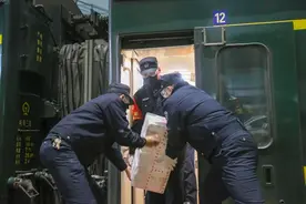 「战疫最前线」疫情下的温馨站台 小女孩儿和铁警这个互动好暖图片
