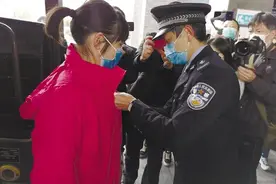 花姐是个“工作狂”图片