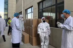 108位明星携手思源工程向湖北交付1万件防护服、55.6吨医用酒精图片