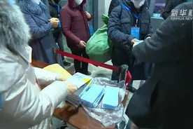 甘肃首趟复工高铁专列开行 助力贫困群众务工就业视频封面