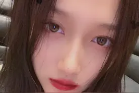 关晓彤绿洲晒九宫格自拍 发丝凌乱红唇娇艳欲滴图片