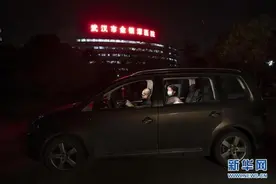 这对医护夫妻在车上度过29个夜晚图片