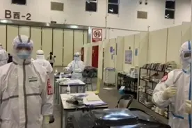在方舱 | 保洁员：一个班下来全身软绵绵视频封面