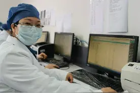 「新华网连线湖北」84岁老大爷的“吻手礼”图片