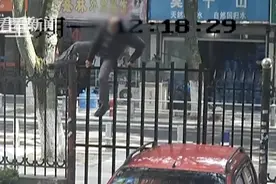 出入证被女儿拿走 老人翻铁门进小区“骑栏难下”……图片