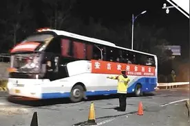贵州368名复工人员返浙 高速交警接力护送图片
