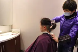 驰援手记｜看到9岁儿子抱着妹妹说：别哭，妈妈会伤心……她当场泪崩图片