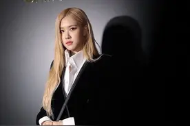 Rose朴彩英出席巴黎时装周 天鹅绒西服显性感贵气图片