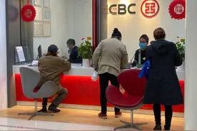 上游新闻 | 抗疫心连心，重庆工行员工母子齐上阵图片