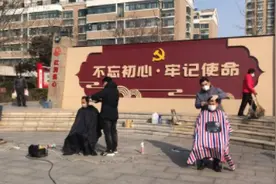 潍坊市经济区玄武社区：“托尼老师”进小区，为居民免费理发图片