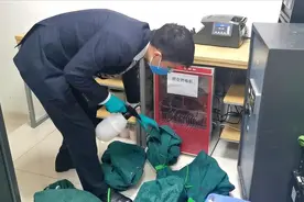 现场直击：疫情之下，银行是如何给现金消杀隔离的？图片