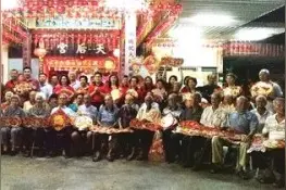 马来西亚长寿村：攀爬篱笆下沟打扫难不倒耄耋老人图片