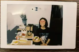 沈月宅家庆祝23岁生日 甜笑着许下了这个愿望图片