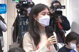 人社部答经济日报记者问：将通过六个“一批”来促进农民工就业丨权威发布视频封面