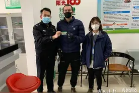 乌克兰小伙被困门外，中英文“混搭”求助，济南民警上门热心帮忙图片