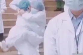 院长正接受采访，俩护士小姐姐“熊抱”抢镜：病人出院太开心！视频封面