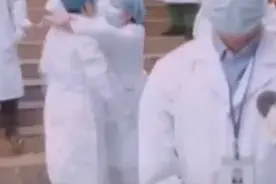 院长正接受采访 身后俩护士小姐姐“熊抱”抢镜：看到病人出院太开心图片