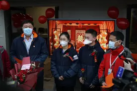 查医生武汉日记：被雷神山的婚礼刷屏了，祝福他们图片