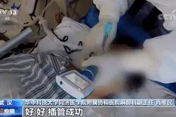 他们的任务：在2分钟内完成插管图片