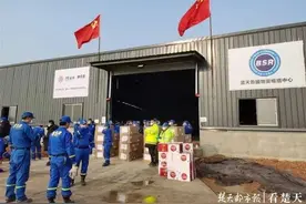 他瞒着老母亲到武汉当志愿者，住仓库睡帐篷，9天瘦了23斤图片