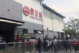 上海地铁9号线早高峰限流首日见闻：队伍行进较快图片
