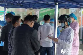 深圳医院引入智能头盔巡查发热人员 2分钟可检测百人图片